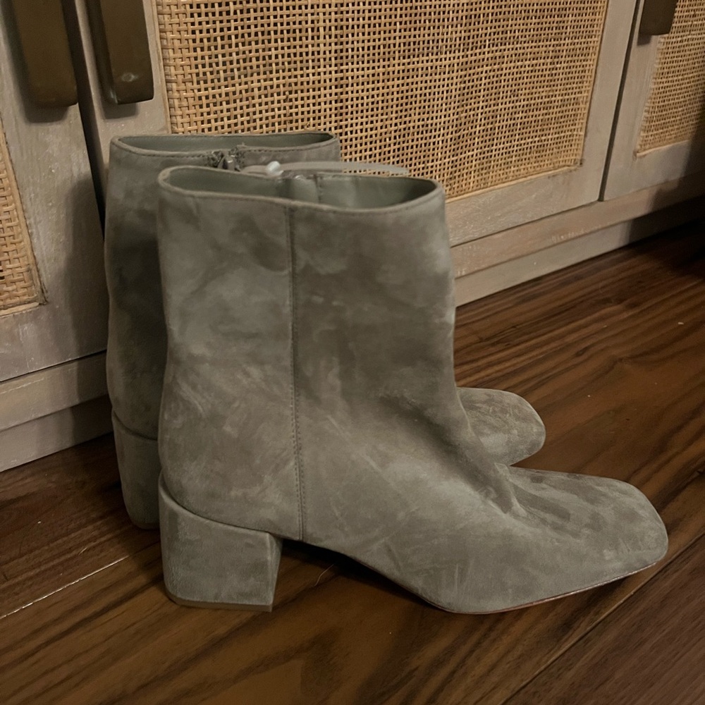 Super cute Vince suede boots